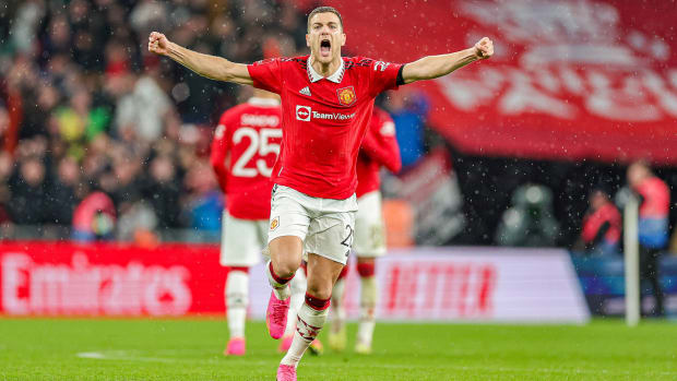 Man United celebrates a penalty kick.